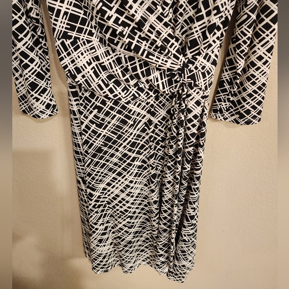 WHBM V Neck Black/White Faux Wrap Stretch Dress w Geometric Pattern - SZ 6 - Picture 2 of 6